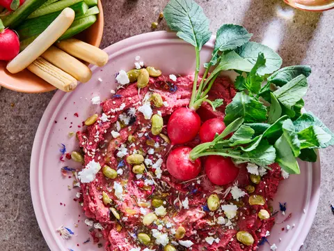 Loaded plate met hummus van rode biet