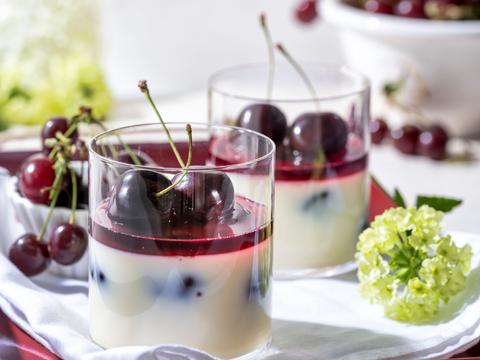 Panna cotta met kersencoulis