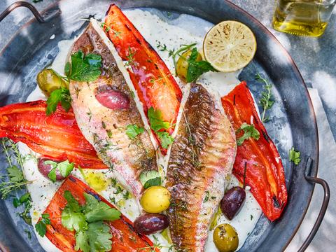 Rode poon met snelle labneh en geroosterde puntpaprika