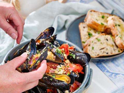 Mosselen met pittige ­tomatensaus en pangrattato