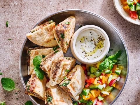 Arayes met lamsgehakt, kleurrijke salsa en yoghurtdip