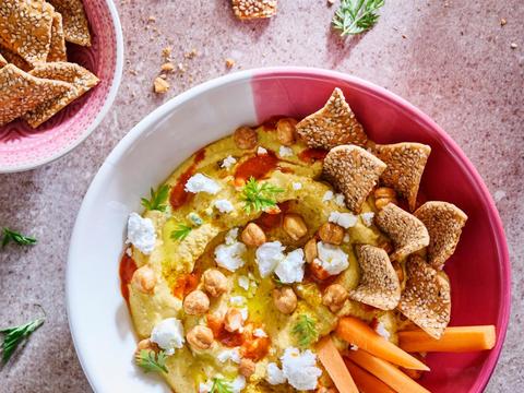 loaded plate met wortel-ricottadip en krokante kikkererwten