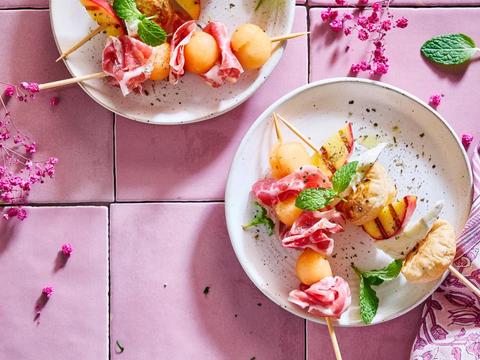 Spiesjes met gegrilde nectarine, brie en bladerdeeg