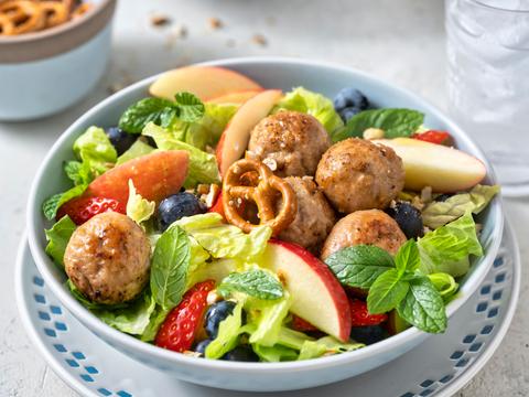 Frisse salade met kipballetjes en fruit
