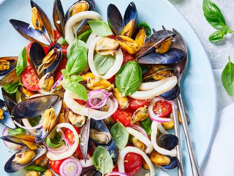 Italiaanse seafoodsalade van mosselen en inktvis