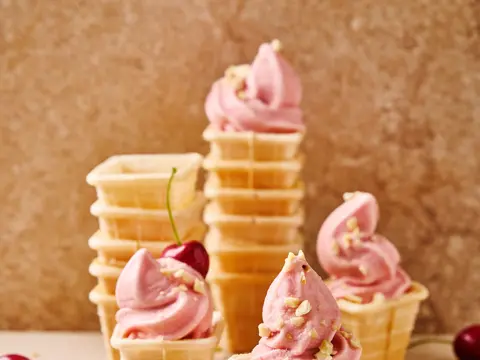 Softijs van Griekse yoghurt met verse kersen en amandel