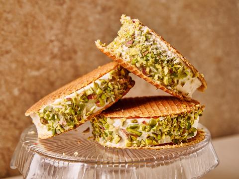 Stroopwafel-ijssandwich met pistachenoten