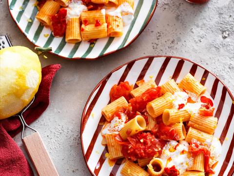 Rigatoni met pittige tomatensaus met ’nduja, stracciatella en citroen