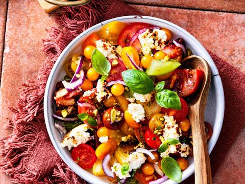 Salade van gemarineerde tomaten met gebakken feta en pistache
