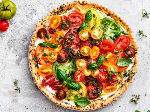 Tomatentaart met kruidenbodem en frisse kruidenkaas
