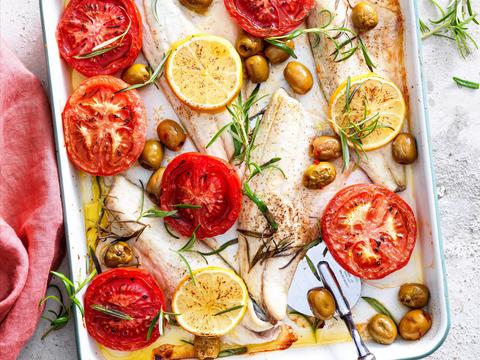 Zeebaars uit de oven met tomaten, citroen en pikante olijven