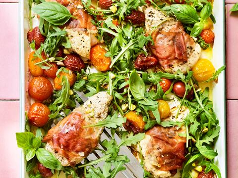 Traybake met kip, parmaham en tomaatjes