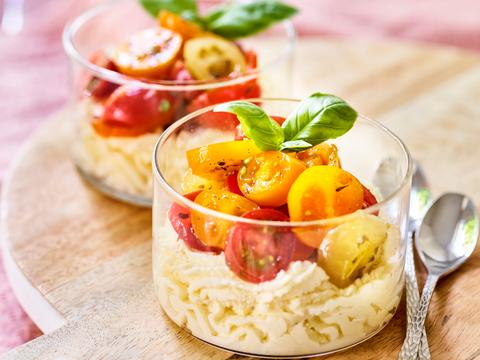 Parmezaanmousse met gemarineerde tomaatjes