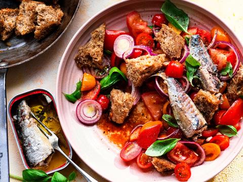 Panzanella met tomaat en sardines