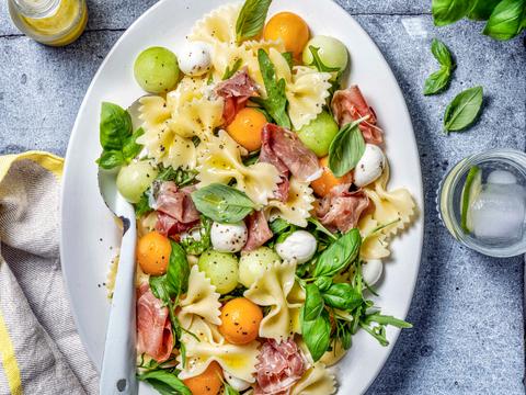 Strikjespasta met meloenbolletjes, mozzarella en ham