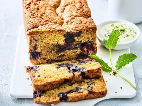 Courgette-limoencake met blauwe besjes