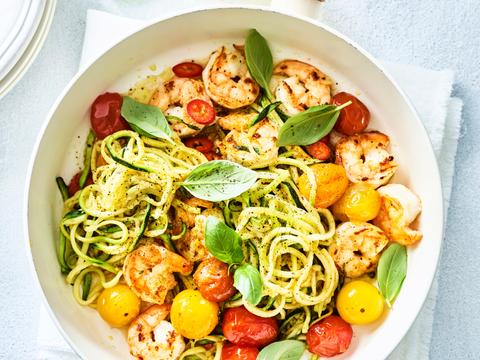Geroerbakte courgetti met scampi’s en kerstomaatjes