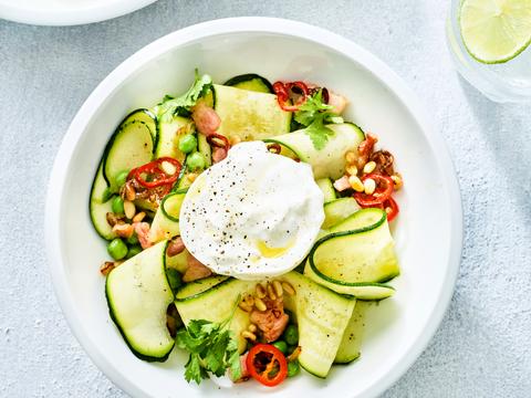Zomerse courgettesalade met burrata en krokante pancetta