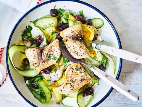 Zwaardvis met courgettelinten, kalamataolijven en citroendressing