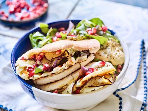Gevulde pitabroodjes met halloumi, aubergine en granaatappel