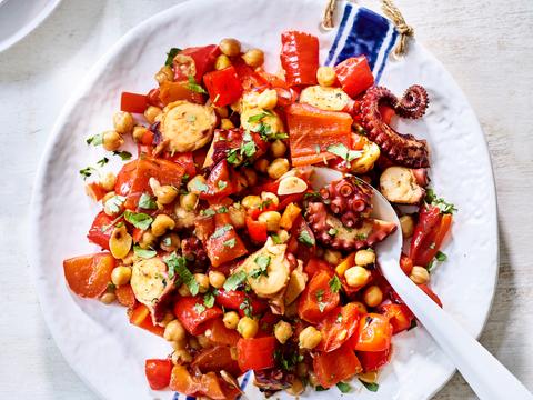 Gebakken octopus met kikkererwten en puntpaprika