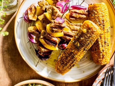 Runderspiesjes met frisse couscous en gegrilde maïskolven