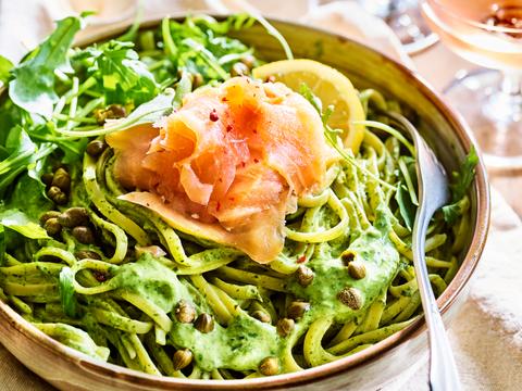 Spaghetti met green goddess-saus en gerookte zalm