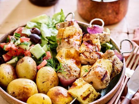Griekse bowl met varkensspiesjes en citroenpatatjes