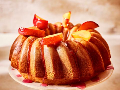 Tulbandcake met gepocheerde nectarines met proseccosiroop