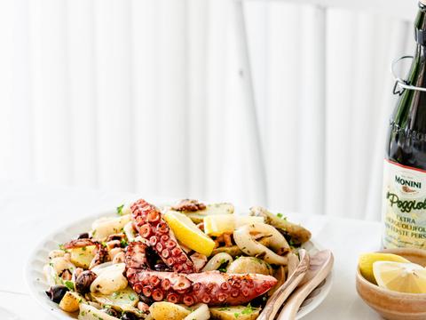 Salade met gegrilde pulpo, aardappeltjes, olijven en citroen