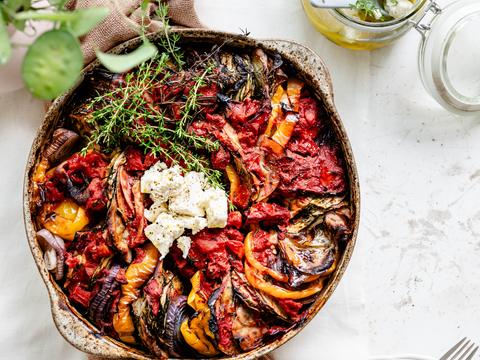 Griekse groenteschotel met gemarineerde feta