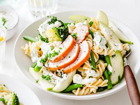 Pastasalade met gerookte kip, prinsessenbonen en yoghurtdressing