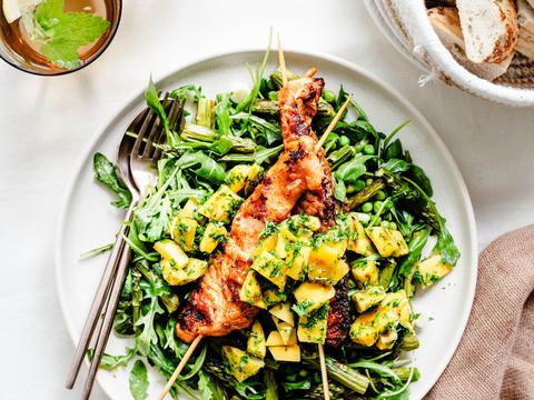Zalmspiesjes met salsa van gegrilde mango en groene salade