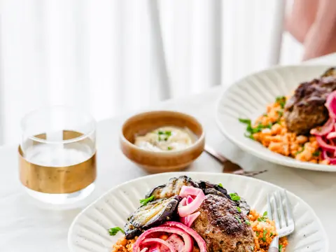 Köfte met tomatencouscous, gegrilde aubergine en opgelegde rode ui