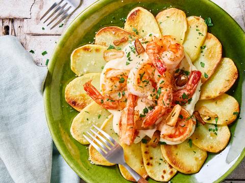Gebakken aardappelschijfjes met aioli en knoflookscampi’s