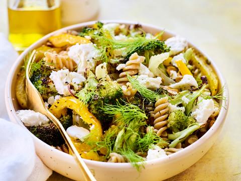 Volkorenspirelli met geroosterde groenten en feta