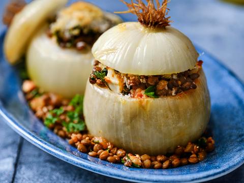 Gevulde uien met linzen en feta
