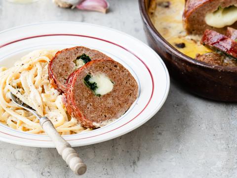 Gevuld gehaktbrood met mozzarella en spinazie in een romige alfredosaus