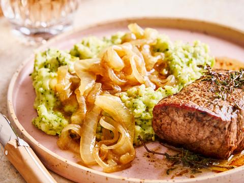 Steak met kazige broccolipuree en uiensaus