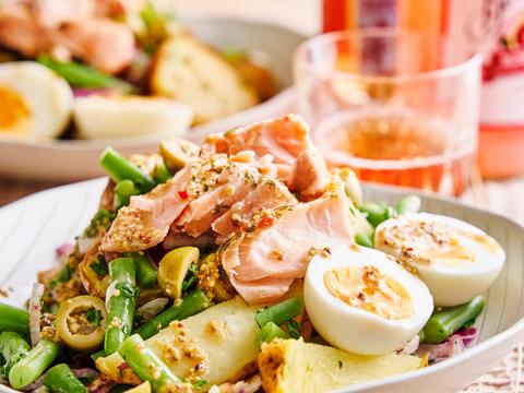 Salade niçoise met zalm en gepofte aardappel