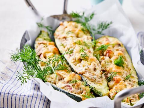 Gevulde courgettebootjes met tonijn en appel