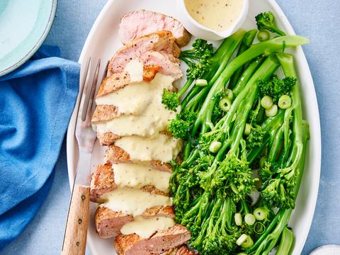 Varkenshaasje met bimi en romige mosterdsaus
