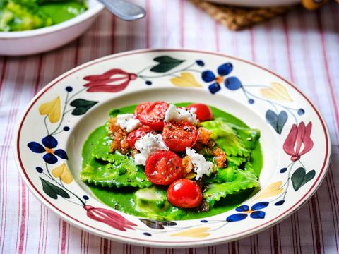 Ravioli met spinaziesaus, kerstomaten en mozzarella