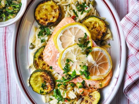 Ovenzalm met courgette en frisse kappertjessalsa