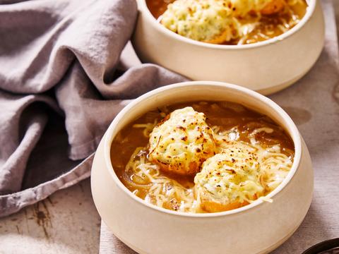 Franse uiensoep met kruidenkaas-croutons