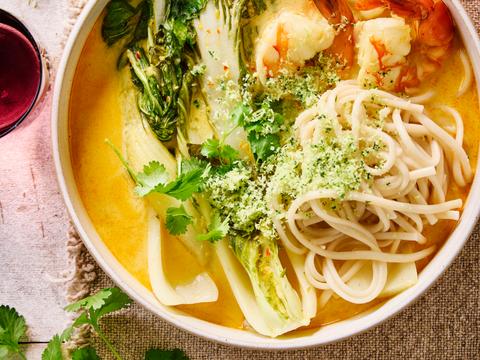 Laksa met scampi’s, noedels en gember-kokoscrumble