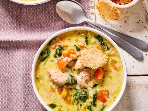 Romige kippensoep met spinazie, tomaat en parmezaankoekje