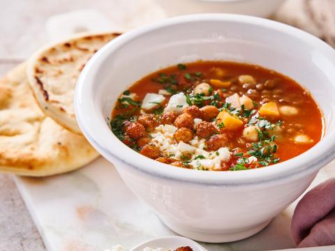 Rodelinzensoep met geroosterde kikker-erwten en feta