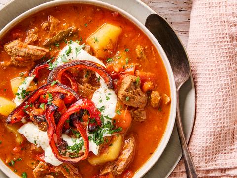 Goulashsoep met geroosterde paprika en zure room