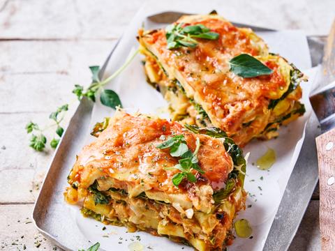 Pastinaak- en savooikoollasagne met tomatenbechamel